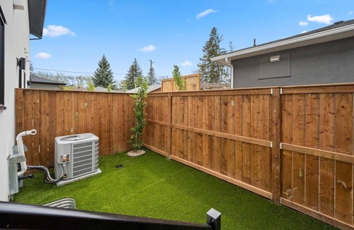 Southwest Calgary Villa | King Bed | Ping Pong | 3BR | Garage| AC | Backyard