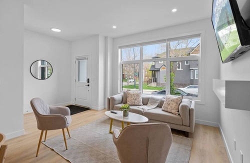 Southwest Calgary Villa | King Bed | Ping Pong | 3BR | Garage| AC | Backyard