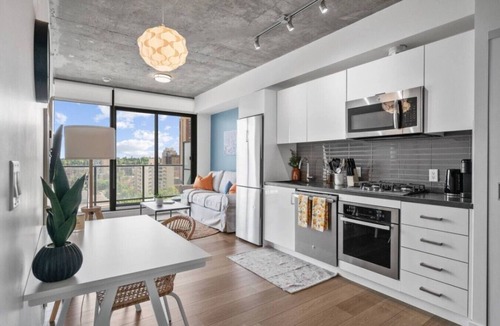Connaught Apartment | King Bed |Skyline Views | Gym | 5 mins to Dome