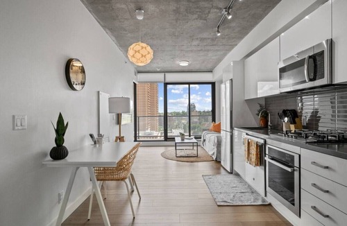 Connaught Apartment | King Bed |Skyline Views | Gym | 5 mins to Dome