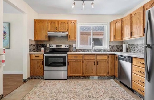 Parkland House | King Bed Sleeps 11 Perfect for Groups