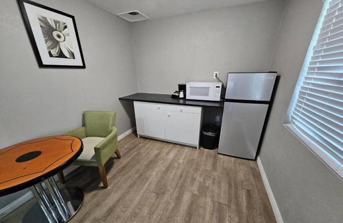 Ridgecrest Apartment | King Bed|Smk|Ridgecrest CA