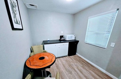 Ridgecrest Apartment | King Bed|Smk|Ridgecrest CA