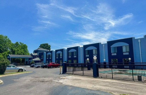 Parkway Village Apartment | King Bed | Smoking