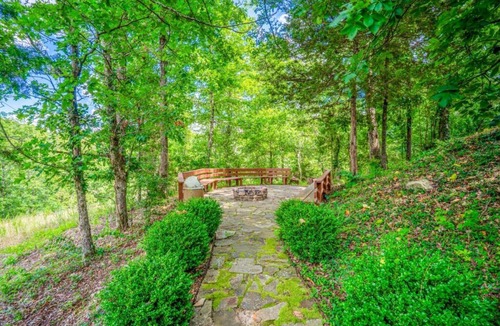 Eureka Springs Apartment | King Bed,Sofa,Kitchenette, Jetted Tub