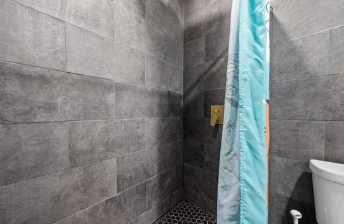 Houston Heights Apartment | King Bed & Spacious Hideaway for One or Two
