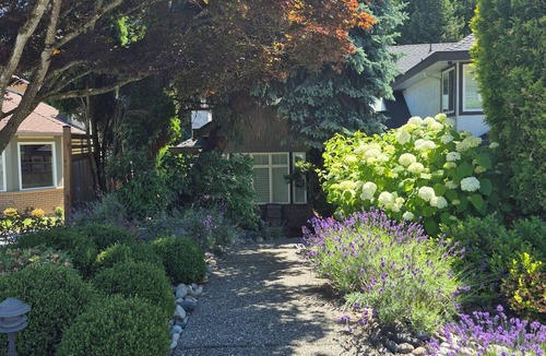 Coquitlam House | King bed, spacious suite with Netflix and Prime