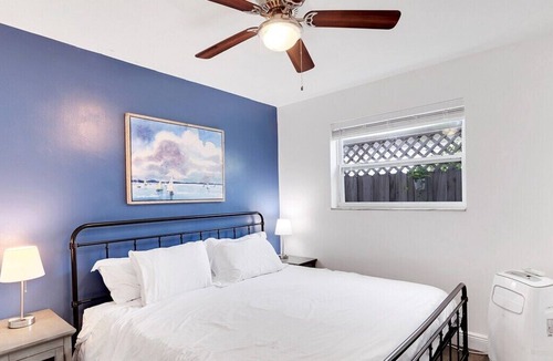 Lake Worth House | King Bed| Steps from downtown| 5 mins to Beach