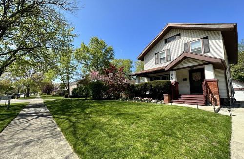Fort Wayne House | King Bed, Stocked Kitchen, Easy Driveway Parking, 2mi to Downtown & Coliseum