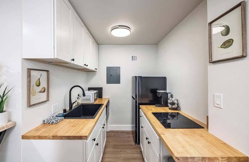 Downtown Anchorage Apartment | King Bed Studio-Downtown Getaway