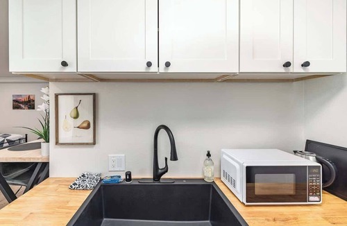 Downtown Anchorage Apartment | King Bed Studio-Downtown Getaway