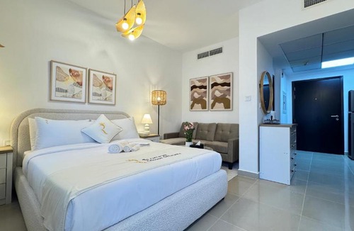Abu Dhabi Apartment | King Bed Studio - Luxe Elegant Retreat
