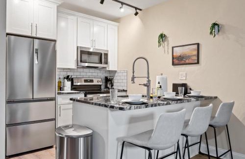 East Liberty Apartment | King Bed Suite With Free Parking, Step Free Access