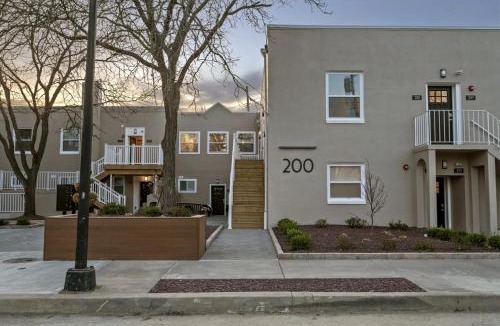 East Liberty Apartment | King Bed Suite With Free Parking, Step Free Access