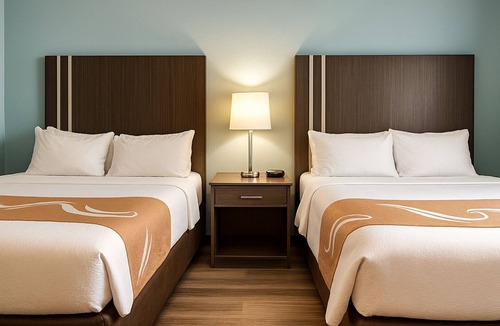 Point Edward Hotel | King Bed Suites with Jacuzzi and Pullout Couch(Non Smoking)