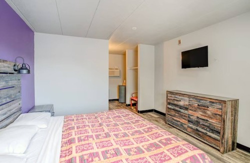 Oak Lawn Hotel | King Bed w/Microwave near Chicago Midway Airport and Oak Lawn Ice Arena