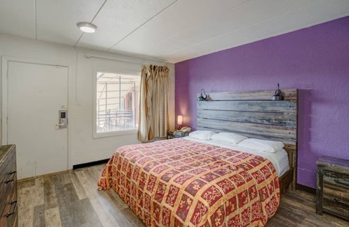 Oak Lawn Hotel | King Bed w/Microwave near Chicago Midway Airport and Oak Lawn Ice Arena