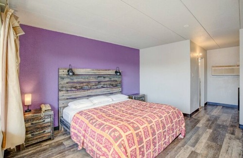 Oak Lawn Hotel | King Bed w/Microwave near Chicago Midway Airport and Oak Lawn Ice Arena