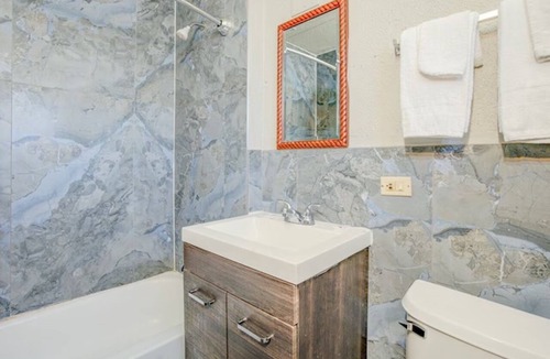 Oak Lawn Hotel | King Bed w/Microwave near Chicago Midway Airport and Oak Lawn Ice Arena
