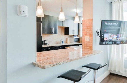 Southwest Calgary Apartment | King Bed | Walk to Saddledome |Underground Parking