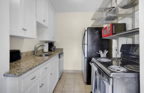 Cherry Creek Apartment | King Bed~Work Space~Walkable