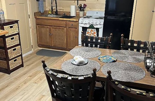 Roseburg Cabin | King Bedroom kitchen Suite- private entrance- Historic Lodge North Umpqua River