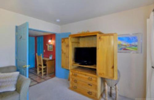 Oak Creek Apartment | King bedroom - shared hot tub - breakfast included