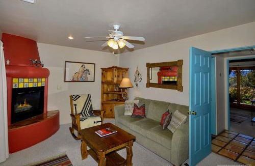 Oak Creek Apartment | King bedroom - shared hot tub - breakfast included