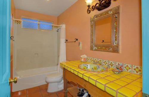 Oak Creek Apartment | King bedroom - shared hot tub - breakfast included