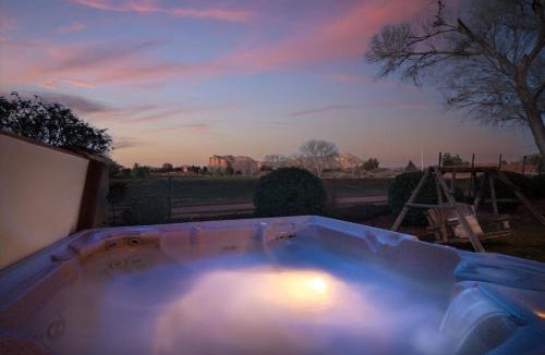 Oak Creek Apartment | King bedroom - shared hot tub - breakfast included