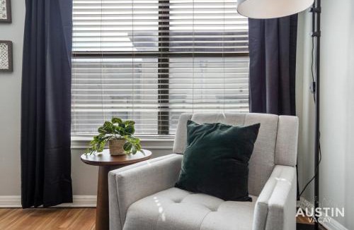 West Campus Apartment | King Beds and Memory Foam Sleeper in Vibrant ATX Apt