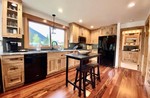 Leavenworth Ski Chalet | King Beds Hot Tub Views Fire Pit Fast WiFi