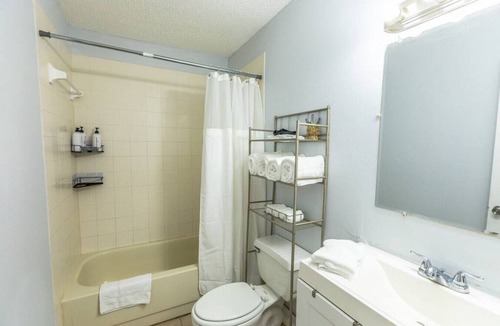 North Sarasota Apartment | king beds, sports teams, work crews, large parking for cars, trucks or trailers
