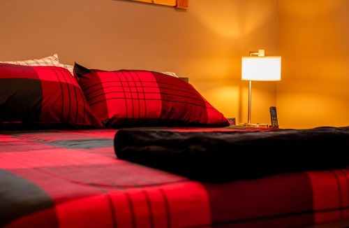 Maple Hill Hotel | King Cabin Room Buffalo