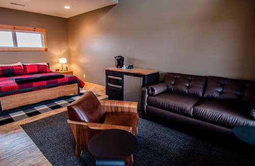 Maple Hill Hotel | King Cabin Room Honeybee