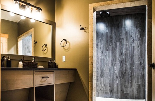Maple Hill Hotel | King Cabin Room Meadowlark