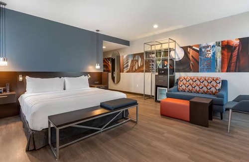 Riverside Hotel | King Corner Stay Near Phoenix Zoo & Old Town Scottsdale | with Outdoor Pool