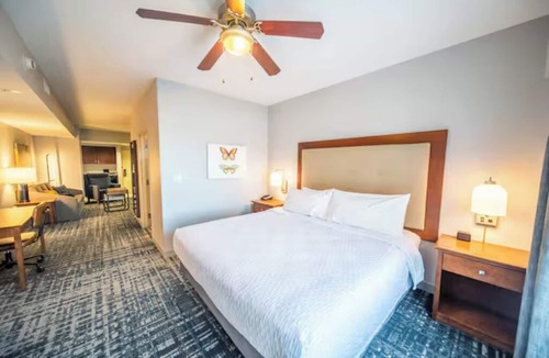 Kutzky Park Hotel | King Deluxe Studio w/Full Kitchen, Pool & Parking | Near Mayo Clinic Campus