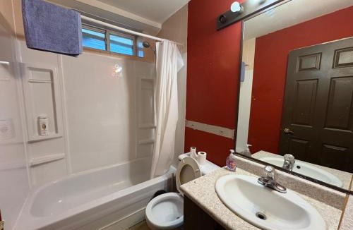 Newton House | King George Corridor Modern Room - Easy Transit & Free Parking
