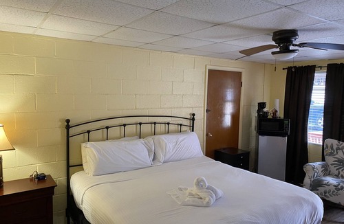 Mount Ida Hotel | King Guest Room located at the Joplin Inn at the entrance to Mountain Harbor, just 2 1/2 miles from Lake Ouachita. by RedAwning