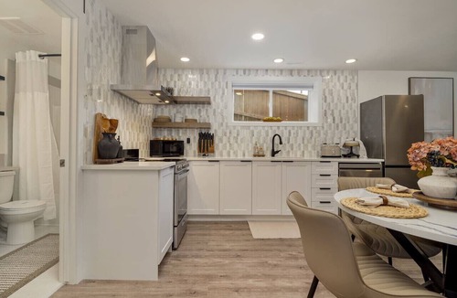 Lethbridge Condo | king/Hot Tub/full kitchen/private Backyard/BBQ/W/D