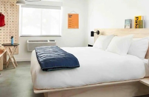 Yucca Valley Hotel | King | Joshua Tree | Park Basecamp, Pool, Fire Pit Nights | 2 Units