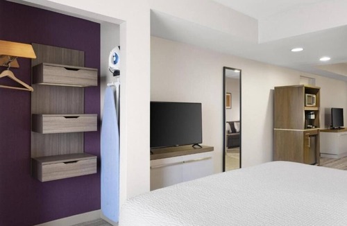 Albuquerque Hotel | King Junior Suite + Sofa bed | Breakfast Included, Fitness and Indoor Pool