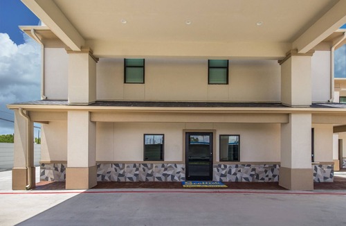 Hitchcock House | King Kitchenette Non-Smoking, Scottish Inns, Free Parking, Near Galveston Beach