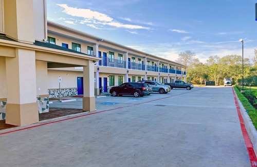 Hitchcock House | King Kitchenette Non-Smoking, Scottish Inns, Free Parking, Near Galveston Beach