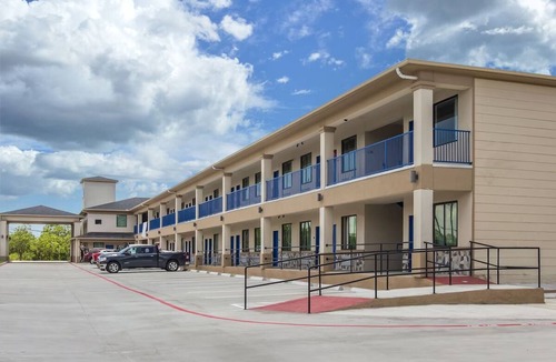 Hitchcock House | King Kitchenette Non-Smoking, Scottish Inns, Free Parking, Near Galveston Beach