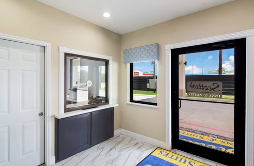 Hitchcock House | King Kitchenette Non-Smoking, Scottish Inns, Free Parking, Near Galveston Beach