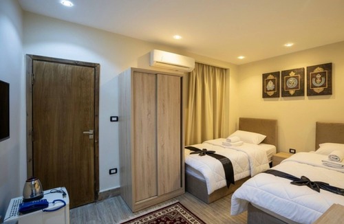 Giza Bed & Breakfast | King of Pharaohs - Stunning Pyramids View & Terrace