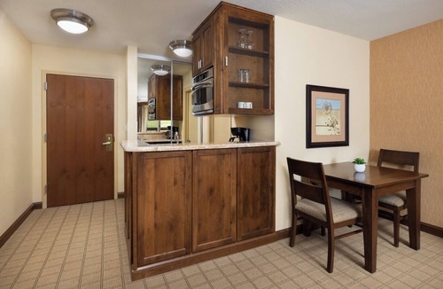 Mount Crested Butte Hotel | King Room Splendor: Slopeside Views & Indoor Pool - Elevation Hotel & Spa