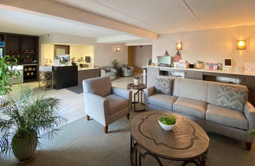 Marquette House | King Room w/Sleeper Sofa Sleeps 3 -Free Wifi - Steps to Superior Dome and NMU